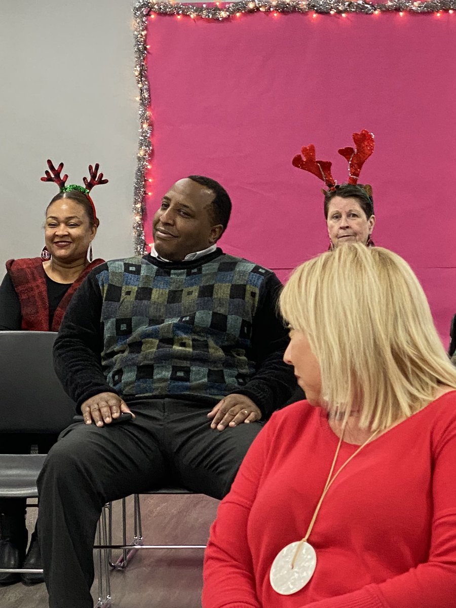 FamilyCom22's tweet photo. Happening Now! Christmas Carolers from @ArlingtonJmcss visiting Central Office staff to spread holiday cheer😁🎄🎶❤️! Thank you, scholars for warming our hearts🥰!
@JMCSchools @SocialJmcss @suptking https://t.co/dnmhJggbI9
