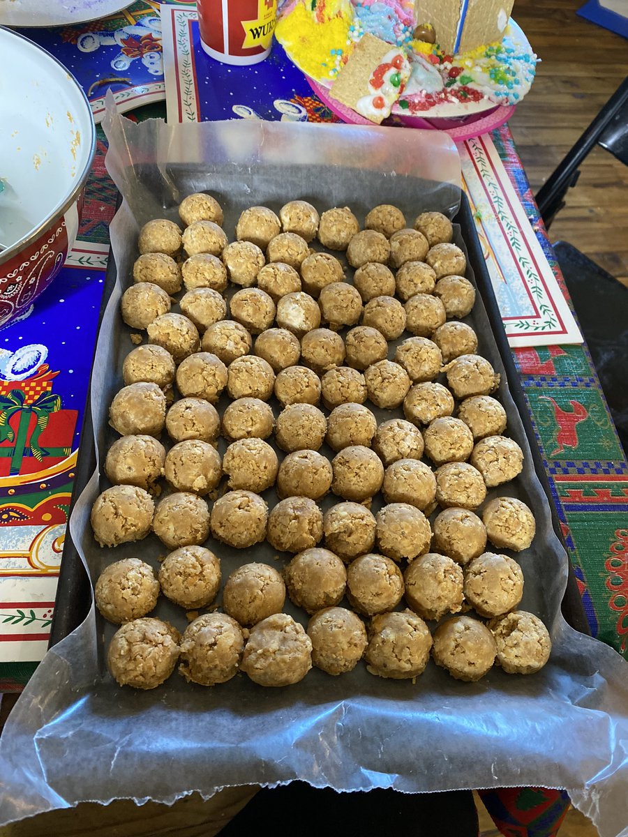 sweetladyraven's tweet image. Been busy making this candy for the past 2 days, this isn’t even all of it! #plussizewomen #makingcandy #Christmas #holidayseason #holidaytreat #cooking