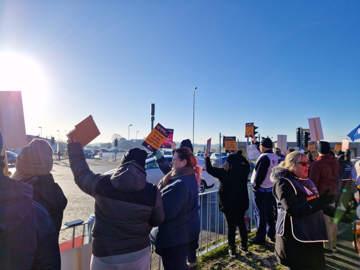 tjfeen's tweet photo. Out on the picket line today with my wonderful colleagues at @Mersey_Care today and lots of support from the public #RCN  #NursesStrike #NursesPayRiseNow https://t.co/AFK9EymxPQ