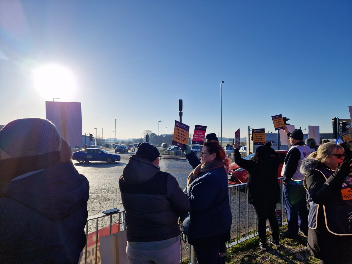 tjfeen's tweet photo. Out on the picket line today with my wonderful colleagues at @Mersey_Care today and lots of support from the public #RCN  #NursesStrike #NursesPayRiseNow https://t.co/AFK9EymxPQ
