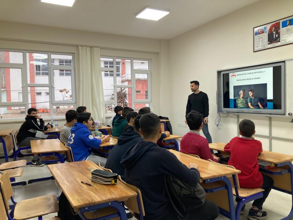 Rehber Öğretmenimiz Taha Demirtaş ile Fen Bilimleri öğretmenlerimiz Sinem Günay ile Selma Duran tarafından 7 ve 8.sınıf öğrencilerimize ergenlik dönemiyle alakalı seminer verildi. @Keban_Mem