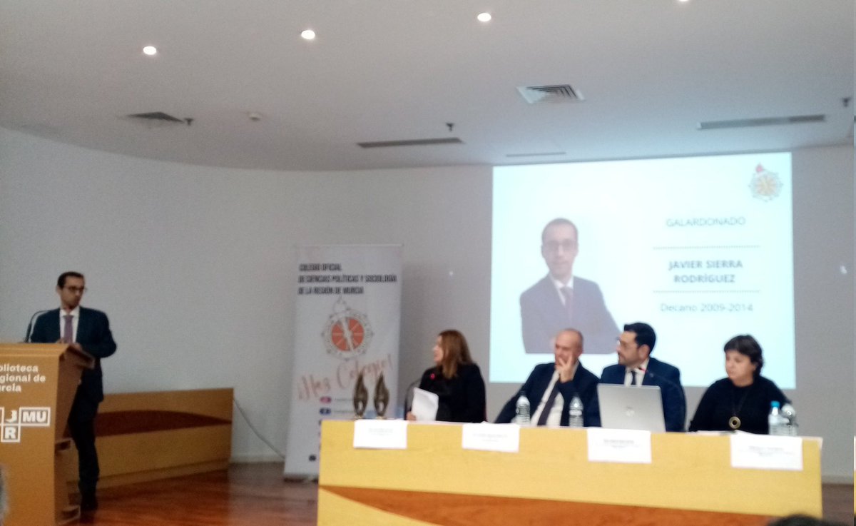 Uno de mis padres académicos, <a href="/sierramurcia/">Javier Sierra-Rodríguez</a>. Hoy se le reconoce su labor al servicio del <a href="/Mupolsoc/">Colegio Oficial de CC. Políticas y Sociología RM</a>. Gracias, Javier! #20AniversarioMupolsoc #HazColegio