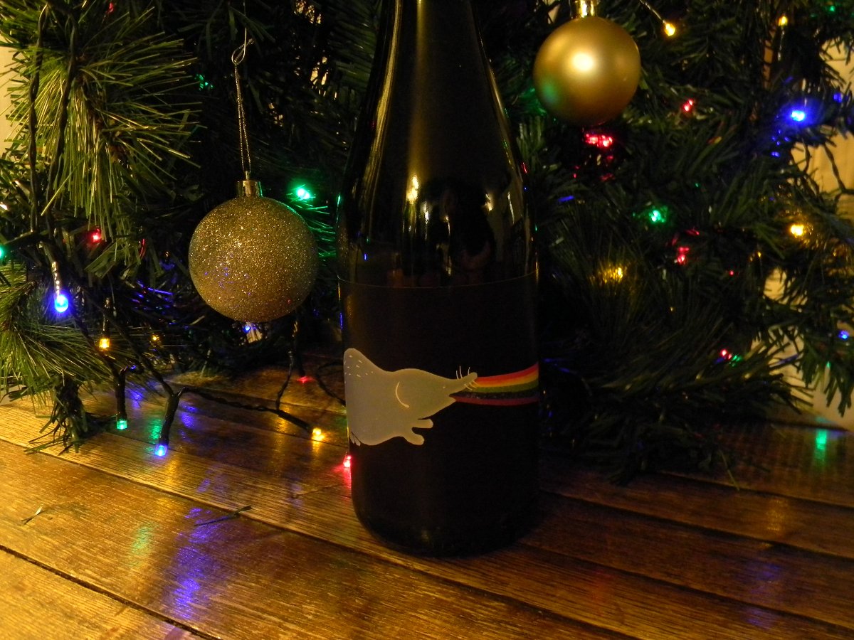KnivetonRedLion's tweet photo. #cideradvent - Day 15 - Dark Side of The Shrew by @ArtistrawCider
"Bright & fruity with the still & calm of the moon itself. Golden amber, a taste reminiscent of berries & a smattering of red apple skins. Soft but present tannin & a slight effervescence in the mouth." https://t.co/p25m1Gz2VQ