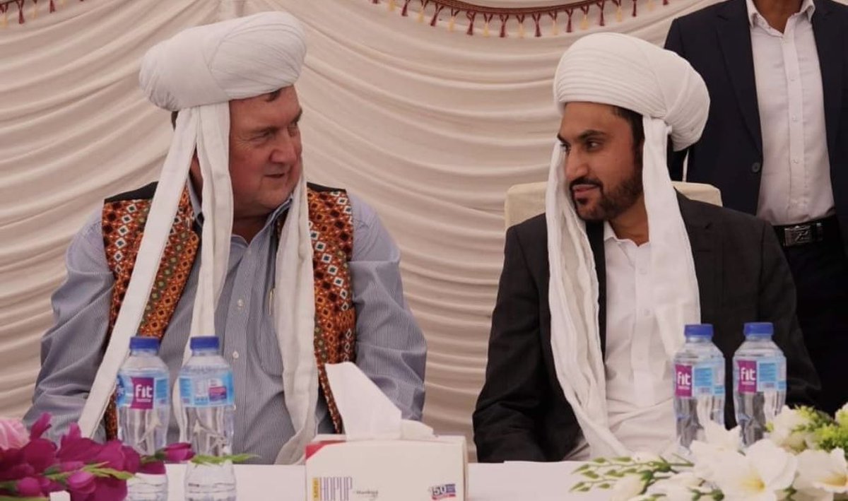 alishahjourno's tweet photo. Finaly, #RekoDiq agreement signed. #BarrickGoldCorporation chief wearing traditional #BalochTurban with #CMBizenjo https://t.co/hM7AfnQGS1