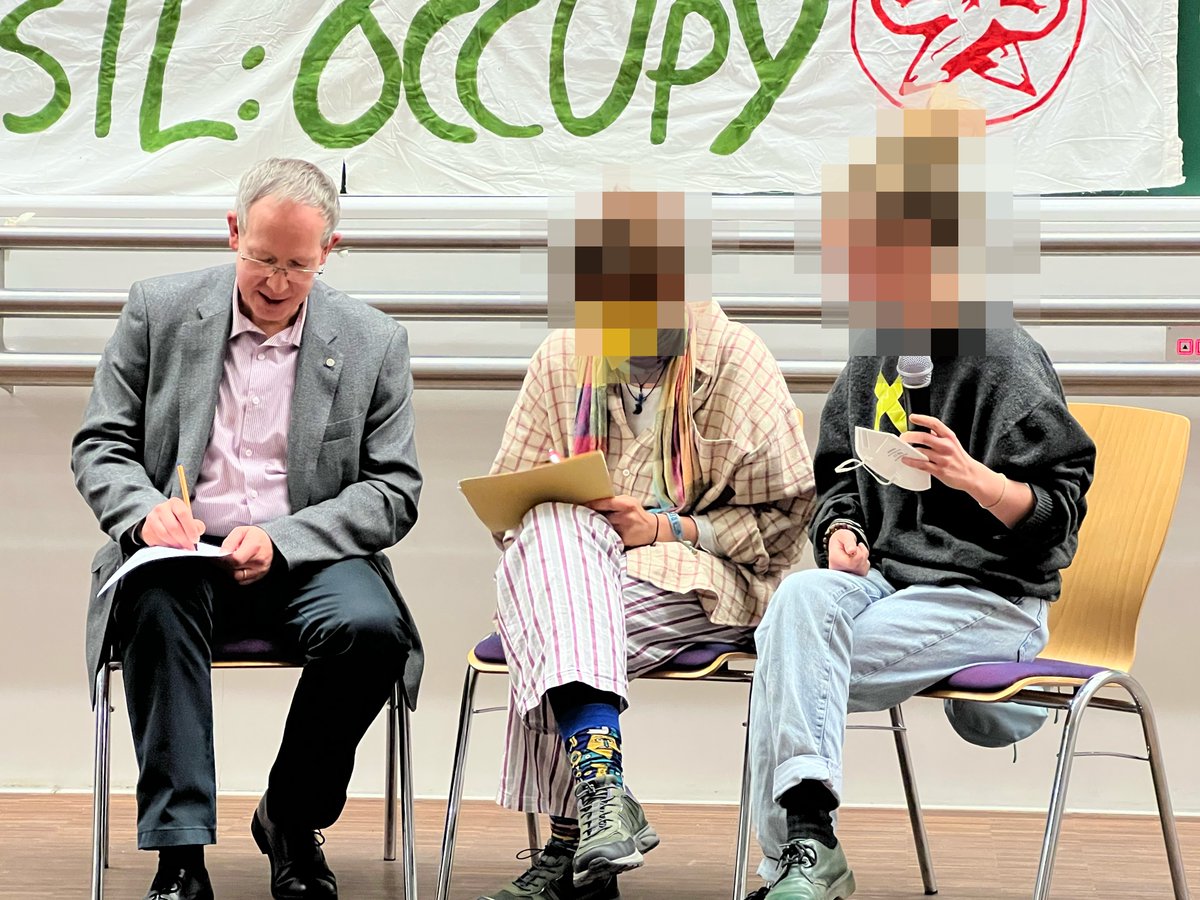 StuRa Uni Leipzig (@stura_ul) on Twitter photo Die Besetzung des Audimax wurde friedlich beendet. <a href="/Endfossileipzig/">End Fossil Leipzig</a> und <a href="/UniLeipzig/">UNIVERSITÄT LEIPZIG</a> einigten sich auf eine gemeinsame Erklärung. Wir freuen uns darüber, dass die Uni deutlich vor 2030 klimaneutral werden möchte. Die Besetzung des Audimax wurde friedlich beendet. <a href="/Endfossileipzig/">End Fossil Leipzig</a> und <a href="/UniLeipzig/">UNIVERSITÄT LEIPZIG</a> einigten sich auf eine gemeinsame Erklärung. Wir freuen uns darüber, dass die Uni deutlich vor 2030 klimaneutral werden möchte.