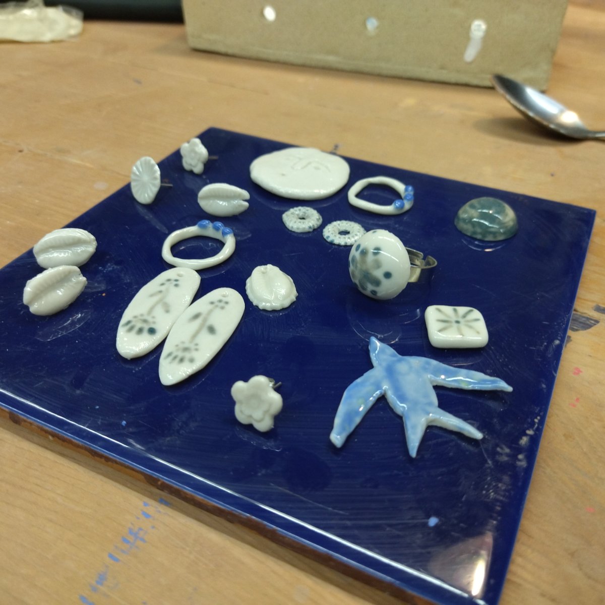 Al curs de Joieria ceràmica fem petites peces de porcellana mentre aprenem nocions de construcció ceràmica. Després les muntem com a joies. 

#escoladibuixesplugues #escolaceramicaesplugues #joieriaceràmica #cursdejoieria #escolaceramicaesplugues