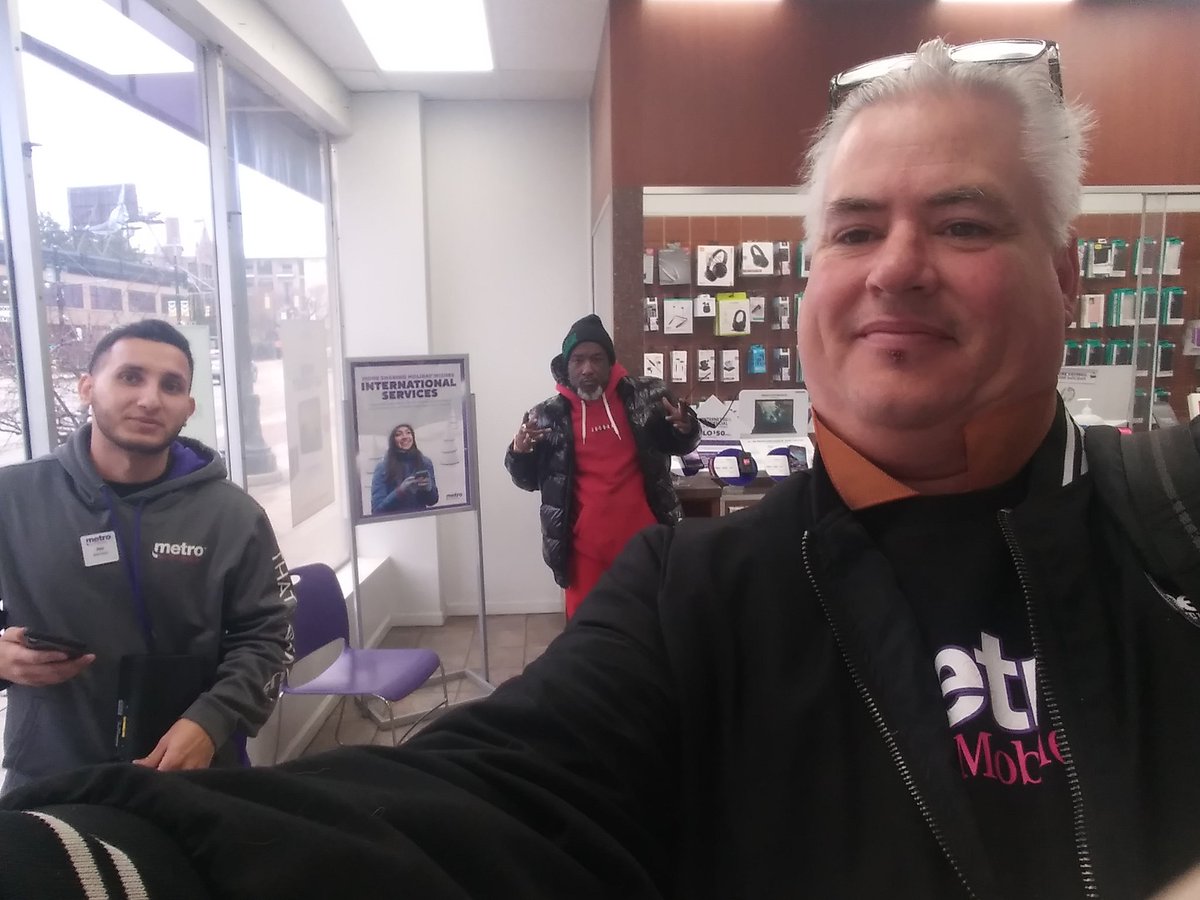 Stay Connected! Joe at 4210 Woodward setting up a T-Mobile Internet. Always go the extra mile! <a href="/WinstonAwadzi/">Winston Awadzi</a> <a href="/Noirot/">Mike Noirot</a> <a href="/thayesnet/">Terry Hayes</a> #MBTM #LIVONIAROCKS #LOVEOURCUSTOMERS <a href="/DJMOTORCITY/">MOTORCITY BILL</a>