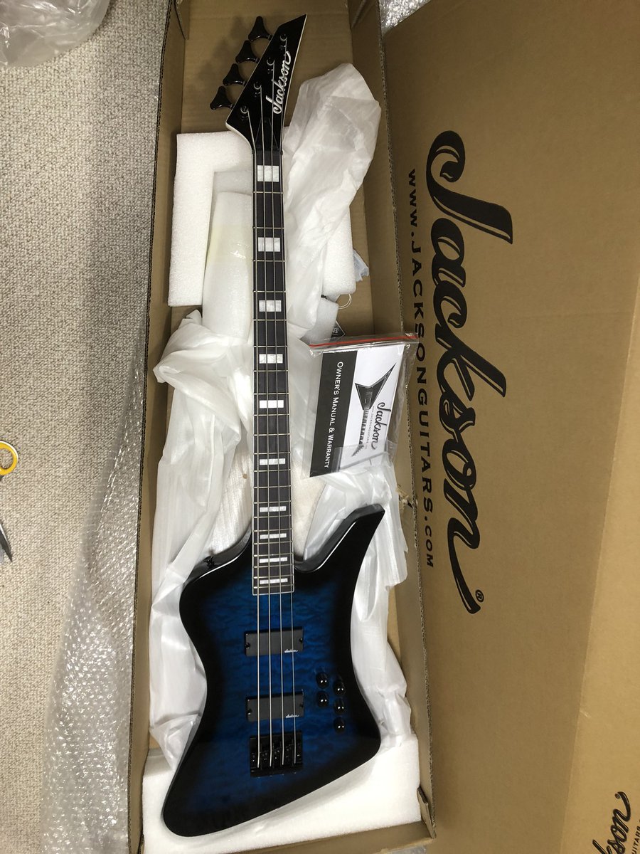 PrEdNiN5mg's tweet photo. 5月に注文したケリーバードがやっと届いた
安っぽいローズウッドよりもアマランスのほうが黒に近くて好き
#kellybird #jacksonguitars https://t.co/r2rCAhMfvq