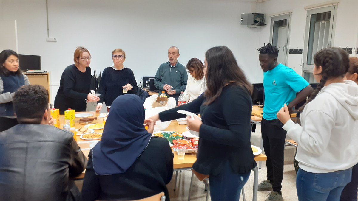 CfaCornella's tweet photo. Al @cfacornella estem de #CaliuNadalenc. El grup de #COMPETIC1Tarda ha celebrat el comiat de l'any amb activitats, realització de postals de Nadal, vídeos divertits i un pica-pica casolà! 😍 #SomCFA #XarxaCFA #BonesFestes #Nadal2022 @educaciocat @CRPCornella https://t.co/qR0OwbmWmI