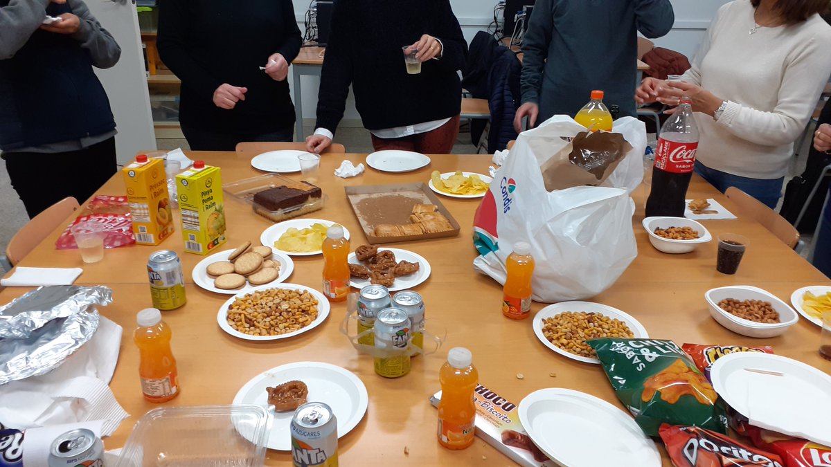 CfaCornella's tweet photo. Al @cfacornella estem de #CaliuNadalenc. El grup de #COMPETIC1Tarda ha celebrat el comiat de l'any amb activitats, realització de postals de Nadal, vídeos divertits i un pica-pica casolà! 😍 #SomCFA #XarxaCFA #BonesFestes #Nadal2022 @educaciocat @CRPCornella https://t.co/qR0OwbmWmI