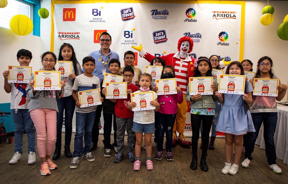 GTespectaculos's tweet photo. @McGuate premió a los ganadores del concurso de dibujo ¿Qué haré por Guatemala cuando sea grande? Este concurso se ha realizado desde hace 42 años, en el cual han participado más de 125,000 niños. Y es parte de su plataforma de marca “Pequeñas Acciones Grandes Cambios”. https://t.co/ooCBuT3ESQ