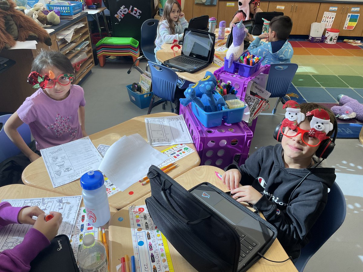 bethlee_05's tweet photo. Working is more fun with funny glasses! @CastleberryElem https://t.co/9prAcn4mMS