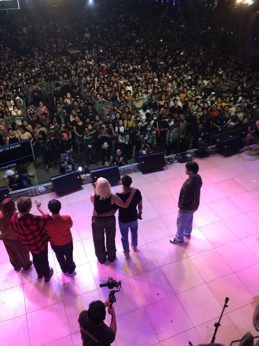 yourfangirlai's tweet photo. Salamat sa pagbuo ng 2022 ko. Sulit na sulit yung pagod at gutom. Bawing-bawi naman kase nakita kita. Mahal kita palagi, Vice Ganda @vicegandako! https://t.co/kYy2eTPmGH
