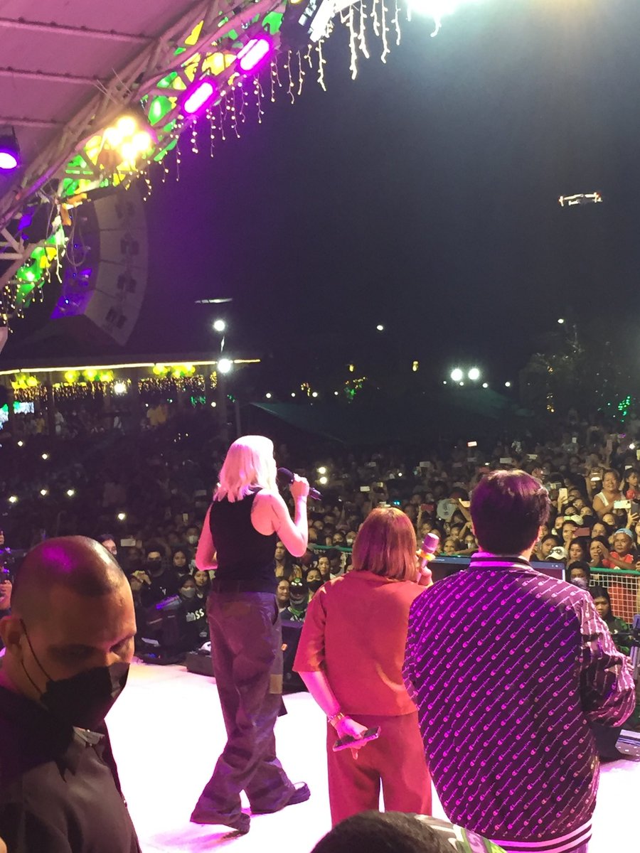 yourfangirlai's tweet photo. Salamat sa pagbuo ng 2022 ko. Sulit na sulit yung pagod at gutom. Bawing-bawi naman kase nakita kita. Mahal kita palagi, Vice Ganda @vicegandako! https://t.co/kYy2eTPmGH