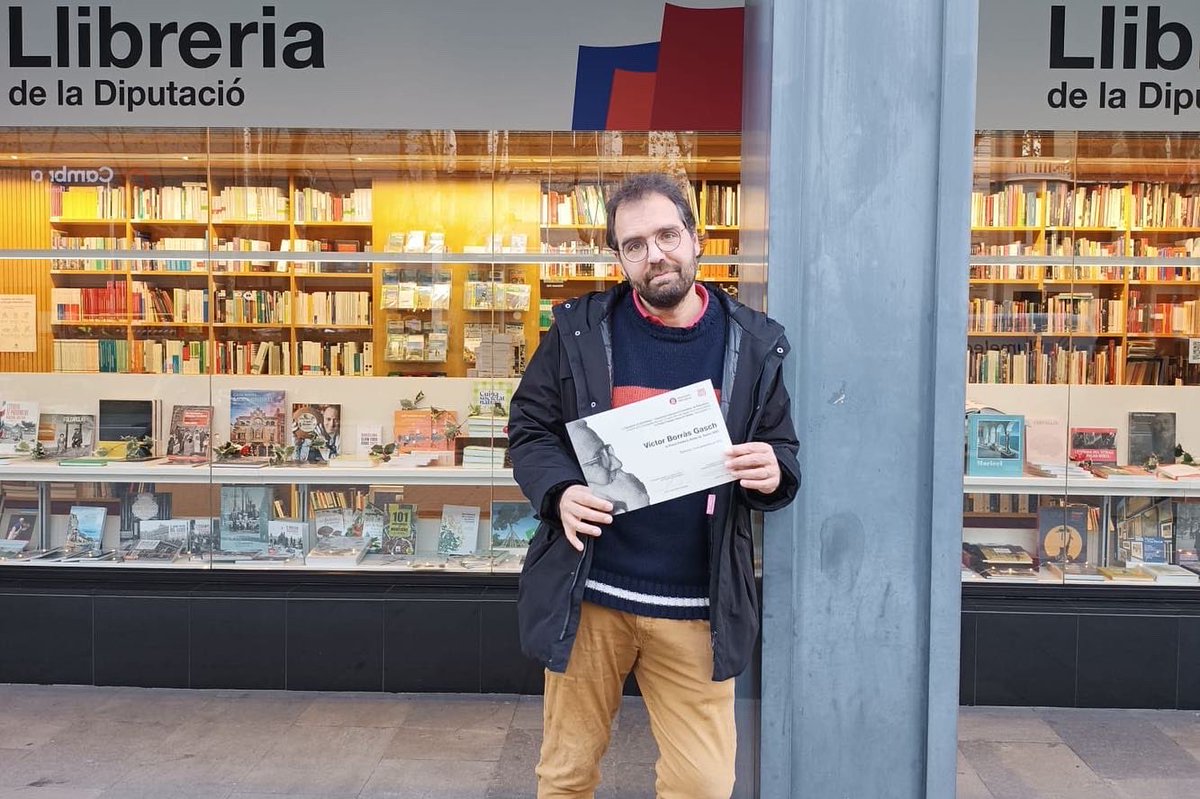 🏆 Avui estem molt contents perquè el nostre company <a href="/victorborras/">Víctor Borràs Gasch</a> ha rebut el premi Frederic Roda que atorga la <a href="/CulturaDIBA/">Cultura Diputació Barcelona</a> i l’Agrupació Dramàtica de Barcelona pel text "Els ossos de l'irlandès".
😍 Ens ha emocionat el seu discurs i el volem compartir ➡️m.facebook.com/story.php?stor…