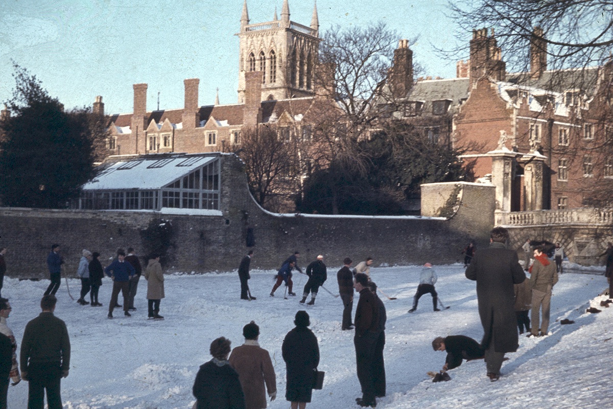 acambridgediary's tweet photo. Today's weather reminded me of these pictures my father took of the frozen river along the Backs during the winter of 1962/1963 - one of the coldest on record. https://t.co/8FCRvbgAcG