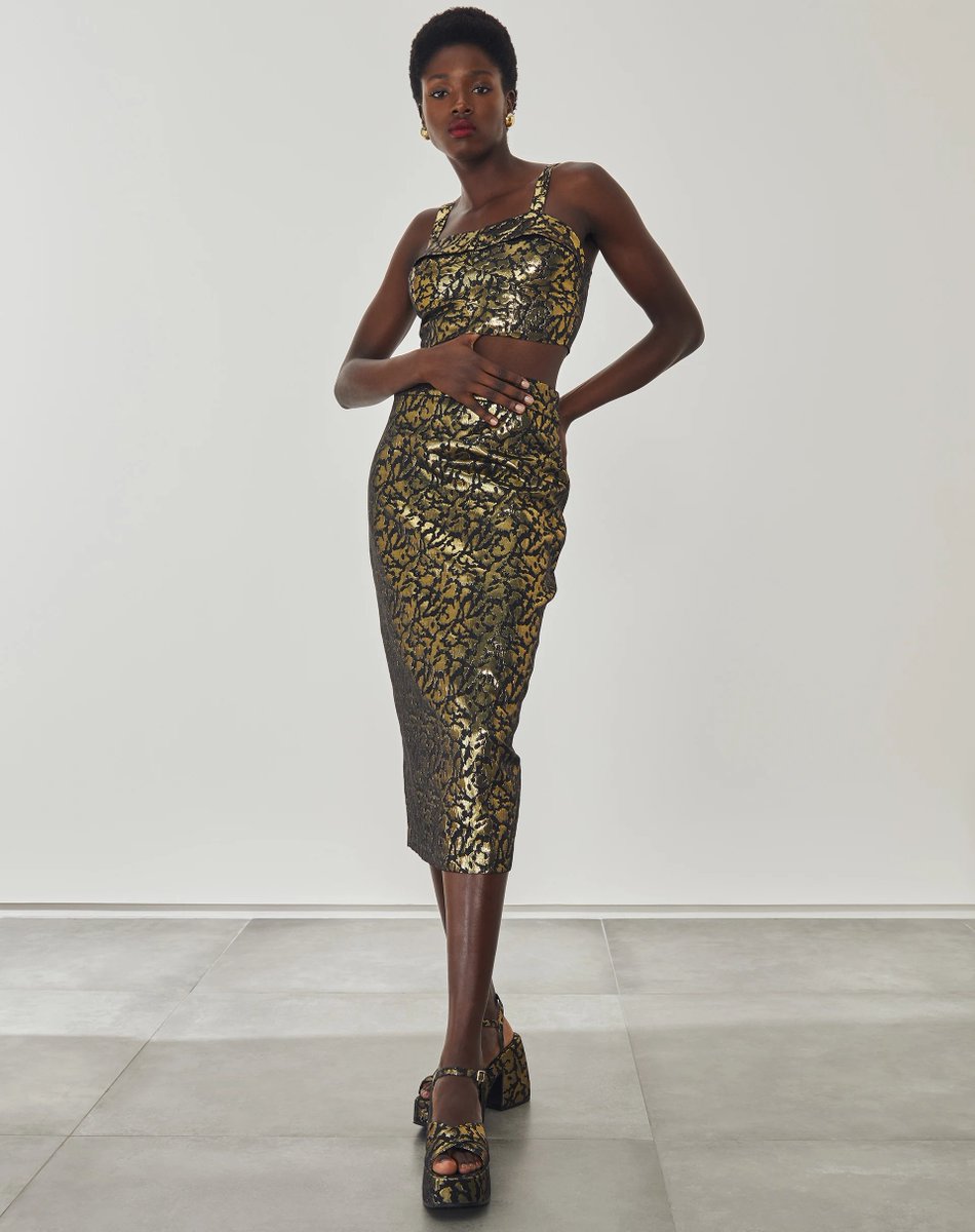 Ainda tá na dúvida com o seu look de fim de ano? Nossas Personal Stylists vão te ajudar a escolher a opção perfeita, é só chamar no WhatsApp. 
SPOILER: com direito a CUPOM especial!❤️