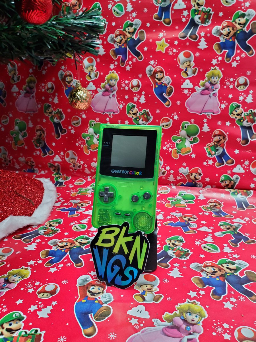 bklynvideogames's tweet photo. The tree isn't the only pretty green thing in the shop thanks to this Gameboy Color trade-in with a custome shell!
#nintendo #gameboycolor #customshell #retro #retroshop #brooklynvideogames #bvg https://t.co/4eJ0AAEQed