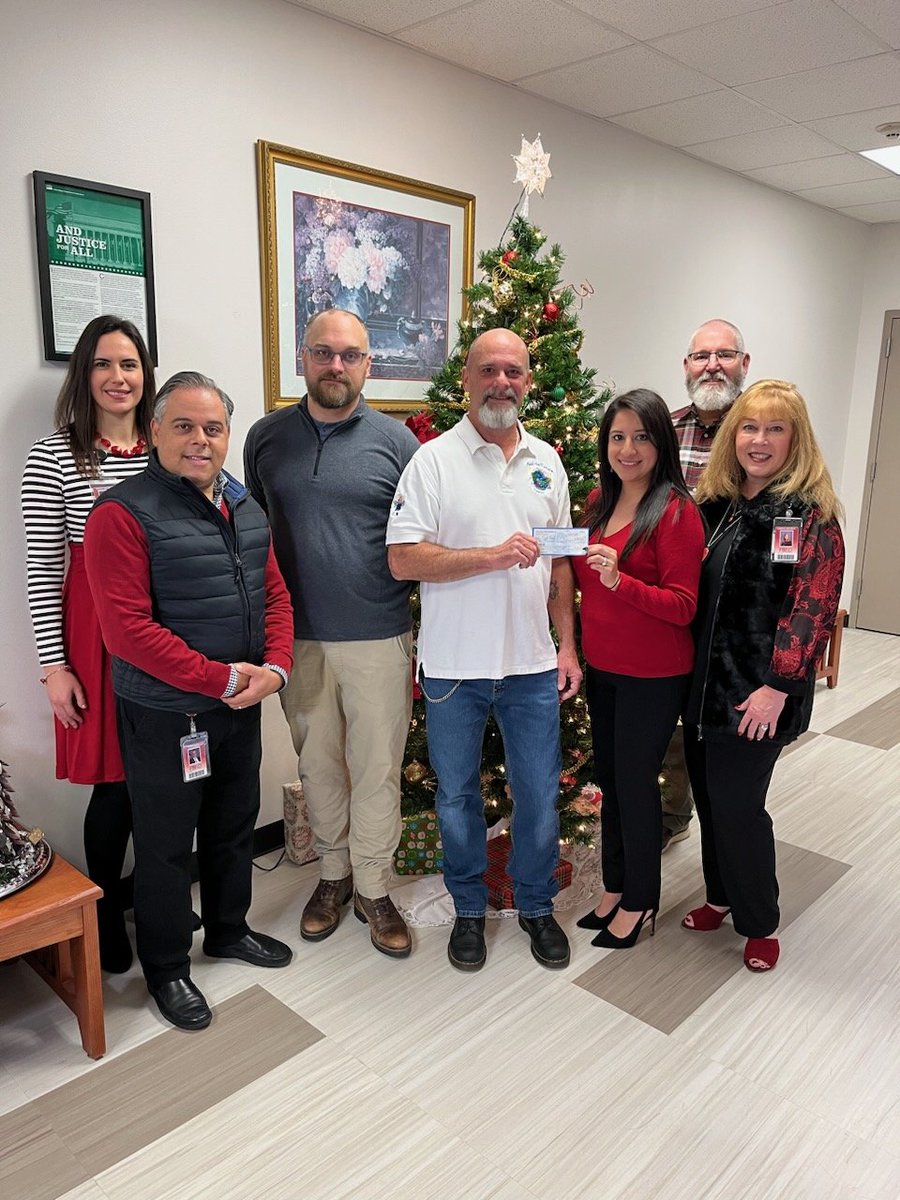 lunchforall's tweet photo. Merry Christmas Ft Bend I.S.D!! FTFF/Lunch Angel Kenny make a $2000 donation to help out students with their lunches! Thx Liam and Staff! Lunch for All!
#shoollunches
#schoolmeals
#nokidhungry https://t.co/2cFAfPZ3FO