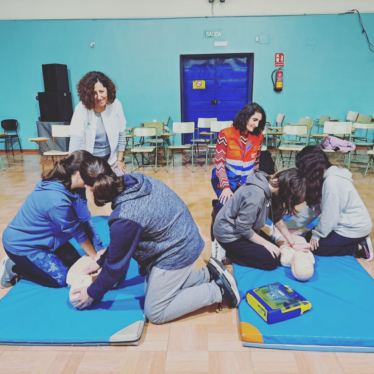 CoinUGC's tweet photo. Hoy ha tocado realizar los talleres de #RCP y #SVB impartido por profesionales de la UGC Coín a las 5 lineas de 4° ESO del Instituto Ciudad de Coín. La #soluciónestaentusmanos https://t.co/23w8xoXXxJ
