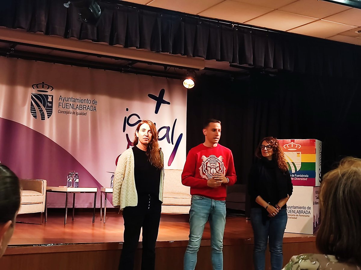 Esta tarde hemos estado acompañadas de la autora Sonia de la Cruz y la actriz Aitana Blanco 📚 para disfrutar de la presentación del libro 'Aventuras y desventuras de una mujer madura en Tinder' 📲 y de la lectura de alguno de sus capítulos. ¡Nos lo leeremos seguro!