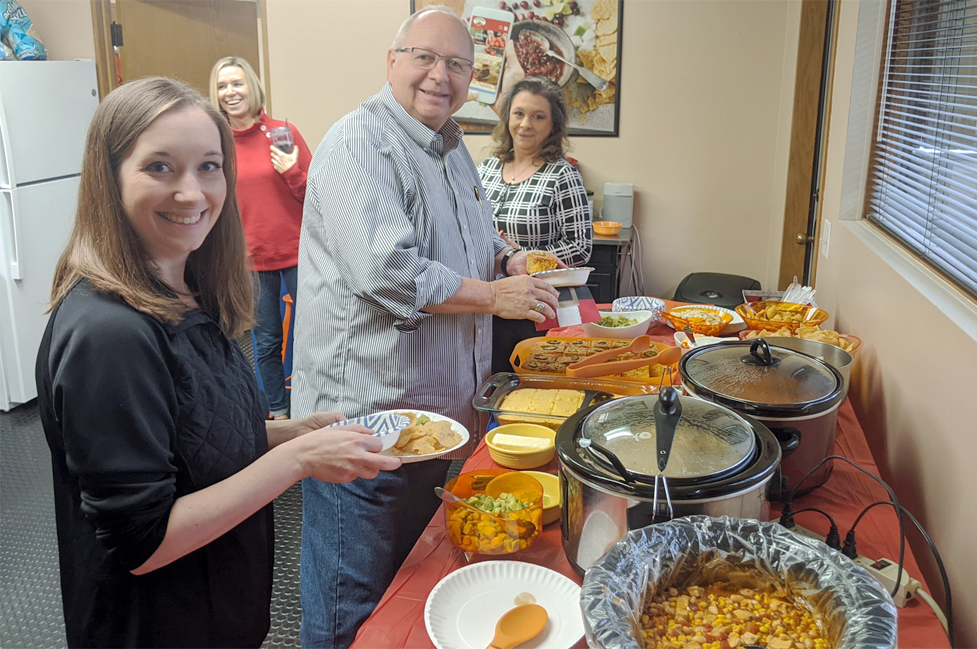 ThreadGroup's tweet photo. Holly Jolly Spirit: Festive gingerbread man cookie decorating (baked by Paula Adam) preceded the #teamthread Chili Fest. We are now officially in holiday mode (Jeep Fest mode begins Dec. 26).
#connectsimply #threadmarketing #toledo #marketingagency #marketingagencylife https://t.co/99wtNDatVC