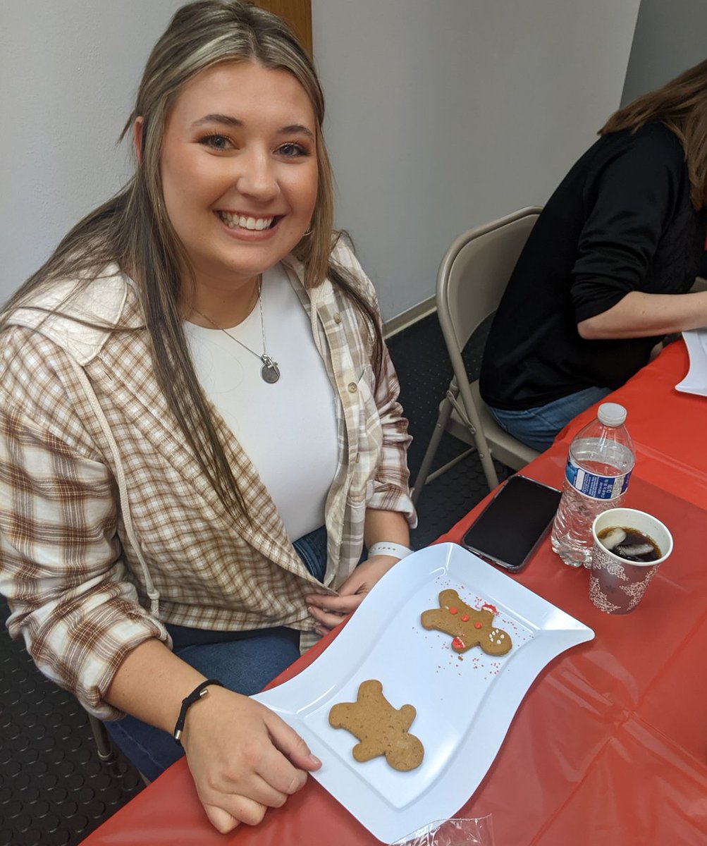 ThreadGroup's tweet photo. Holly Jolly Spirit: Festive gingerbread man cookie decorating (baked by Paula Adam) preceded the #teamthread Chili Fest. We are now officially in holiday mode (Jeep Fest mode begins Dec. 26).
#connectsimply #threadmarketing #toledo #marketingagency #marketingagencylife https://t.co/99wtNDatVC