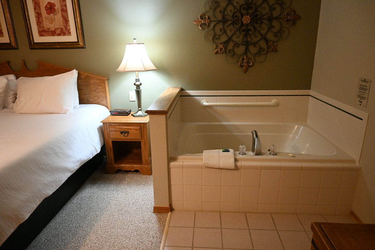 HighPointInn's tweet photo. Is the holiday season stress getting to you? Book your stay with us and enjoy a relaxing stay in beautiful Door County and in-room jacuzzi. 
#doorcounty #hotel #relaxinggetaway #ephraimwi https://t.co/QFFNri4TMa
