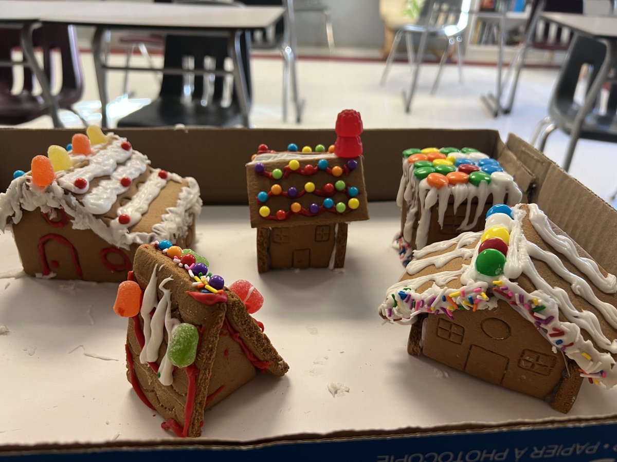 Lots of festive fun in 9.6 today! #gingerbreadvillage #doordecorating <a href="/RundleJrHigh/">Rundle College Jr. High</a>