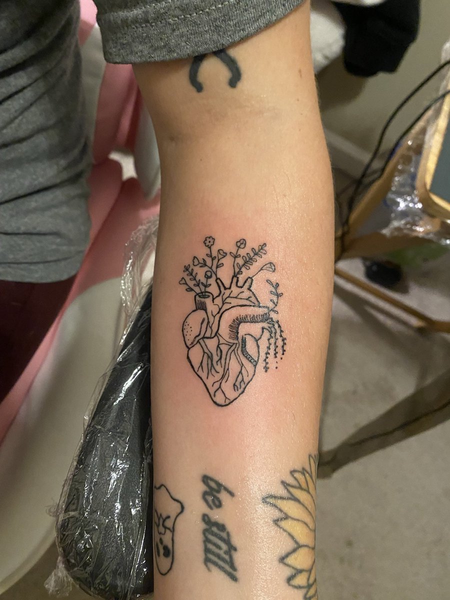 lagoon_JL's tweet photo. Tattoo fine line I did on my wife. Share it my dudes! https://t.co/BMke6pFogd