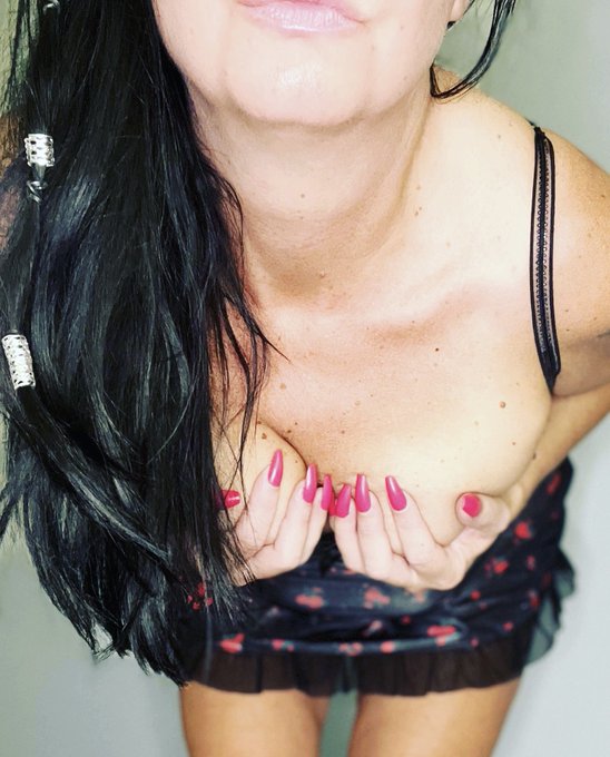 💋come see me and say hi! New content coming soon! Free preview on https://t.co/MUO0wckGZj  for exclusive<a href="/tag/sexy"class="tags"><span>#sexy</span></a><a href="/tag/followforfollow"class="tags"><span>#followforfollow</span></a><a href="/tag/milf"class="tags"><span>#milf</span></a><a href="/tag/customcontent"class="tags"><span>#customcontent</span></a><a href="/tag/mombod"class="tags"><span>#mombod</span></a>