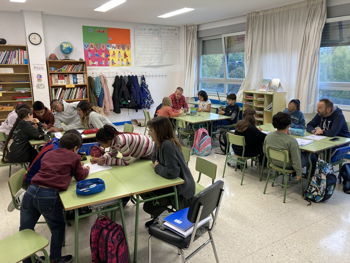 Los grupos interactivos con familiares y personas voluntarias cumplen un mes en el colegio de San Jorge de Pamplona. ¡Sigamos adelante con la mirada en la ciencia  y la mano en el corazón!  cpsanjorge.educacion.navarra.es/web/