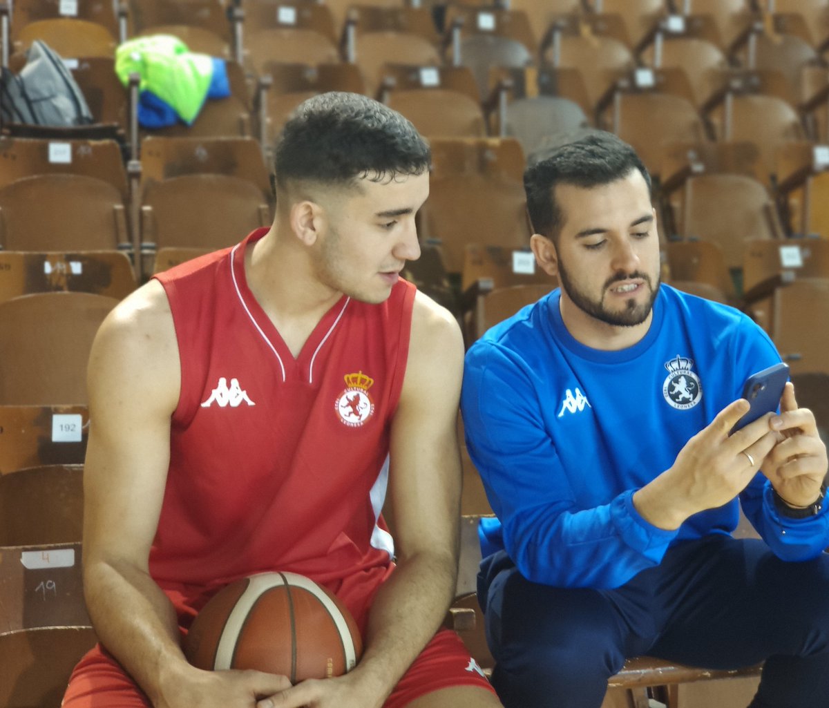 CultuBaloncesto's tweet photo. ¡Buenas noticias!  Nuestro pivot Fernando Revilla está ya en la fase final de la recuperación de su tobillo y muy pronto volverá a la dinámica de grupo. De momento sigue trabajando al margen y poniéndose a punto con nuestro preparador físico @rickygar6

#Cultubaloncesto https://t.co/VKiX7aAj0H