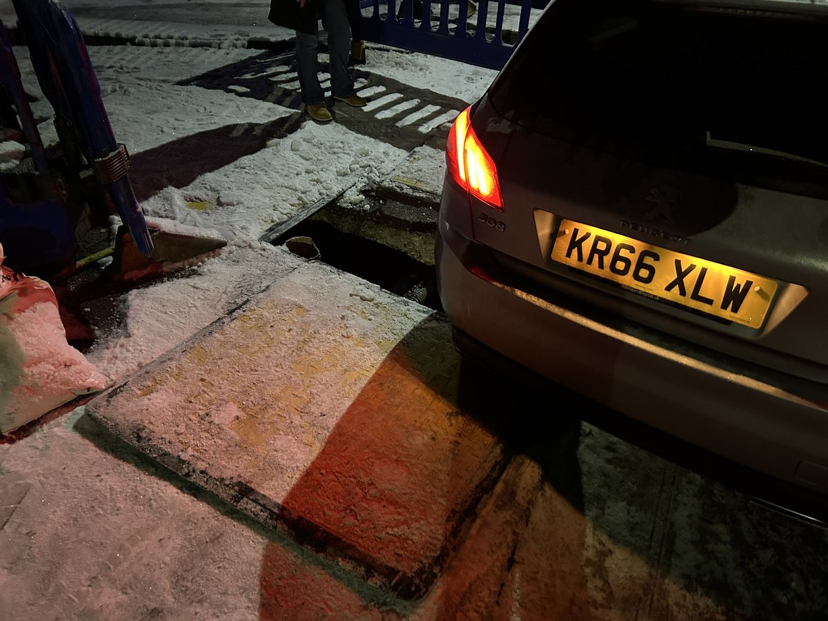 pattomaths's tweet photo. @CadentGasLtd @cadentgashelp 

Cheers for this guys. Chaos in my road and you can’t even cover deep excavations in the road well enough for a car to drive over 🙄 https://t.co/Ii5FCEqAXy