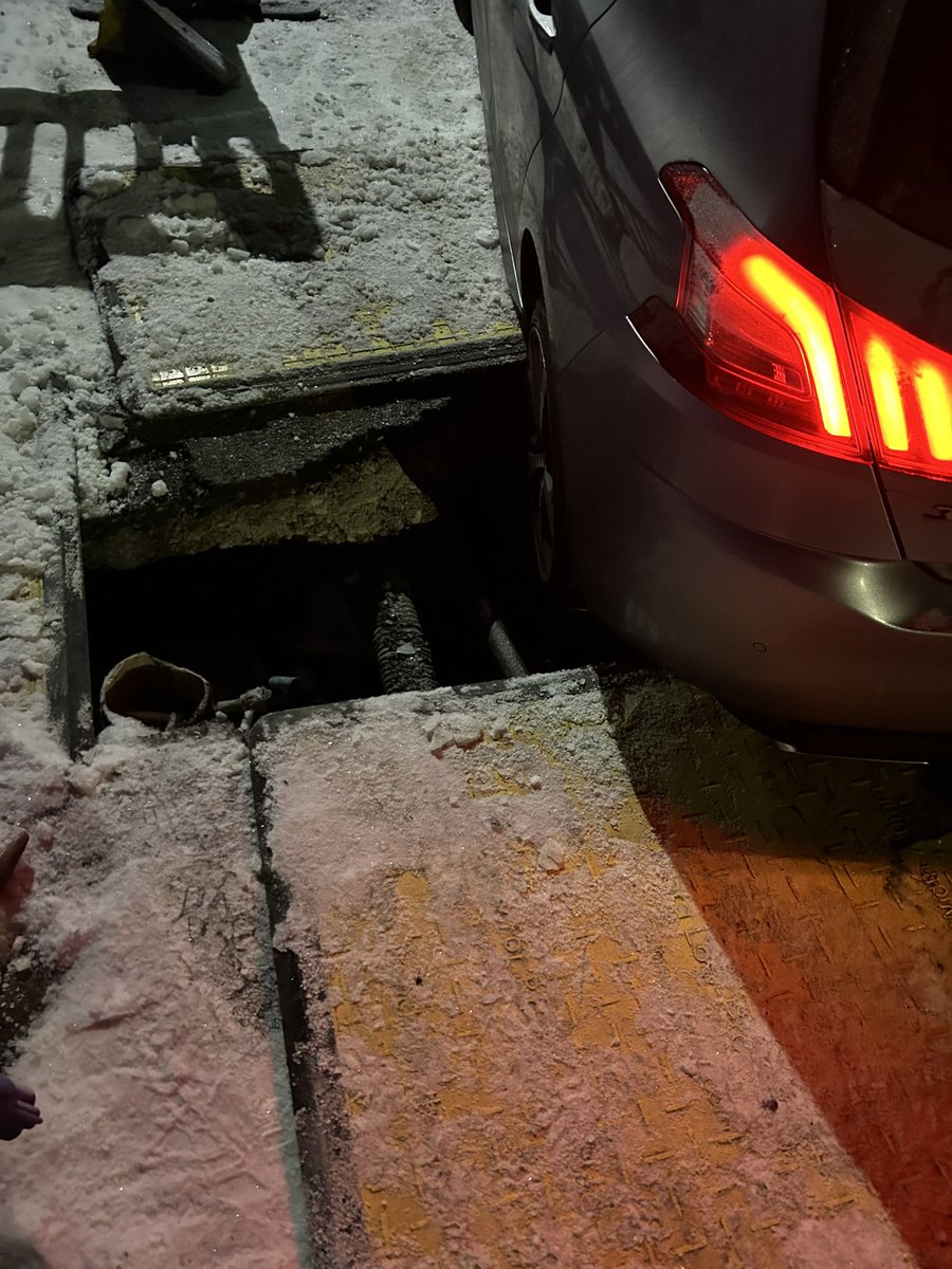 pattomaths's tweet photo. @CadentGasLtd @cadentgashelp 

Cheers for this guys. Chaos in my road and you can’t even cover deep excavations in the road well enough for a car to drive over 🙄 https://t.co/Ii5FCEqAXy