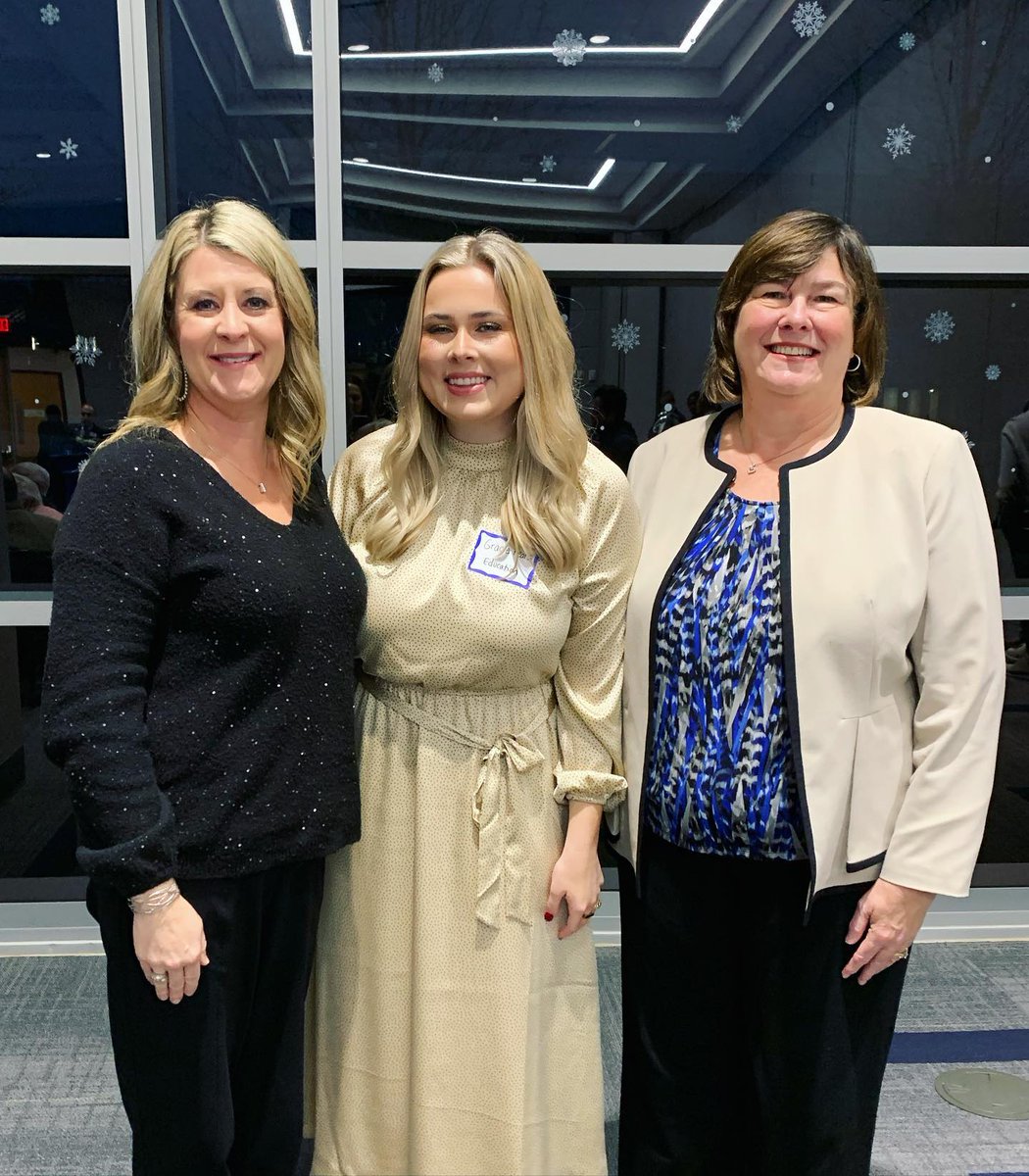 Congratulations to College of Education’s Top Scholar, Ms. Gracie Fears! 💙 Gracie chose Ms. Pettey as her mentor to be honored. Dean Quick and Ms. Pettey spoke at the Top Scholars Reception, and Dean Quick presented Gracie with the award! 🏆 #UAHCoED #TopScholar