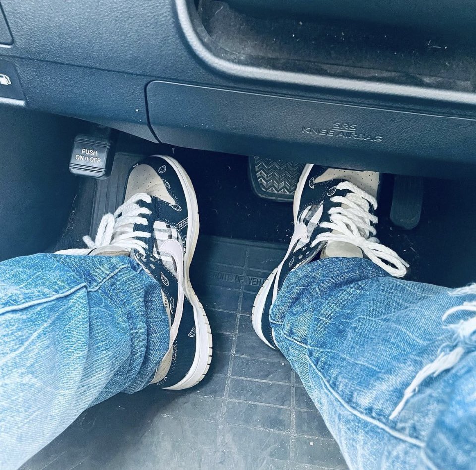 RedInkGraphics's tweet photo. @atmos_usa Was going to a VA appointment and just happened to stop in #bluetile they were doing a mystery box of Dunk and had to pick 1 of 3 in your size. sz 9.5 retail #atmosdc #atmos #atmoscollectorsclub https://t.co/CmNWm8tpJy