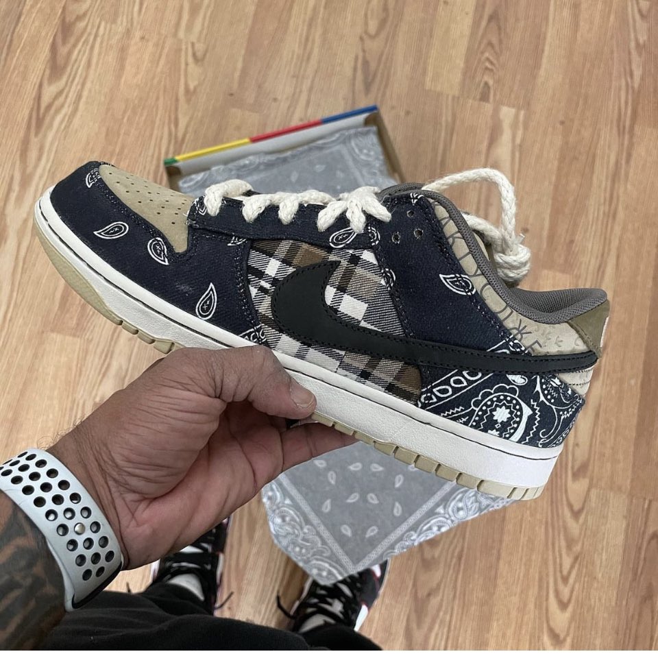 RedInkGraphics's tweet photo. @atmos_usa Was going to a VA appointment and just happened to stop in #bluetile they were doing a mystery box of Dunk and had to pick 1 of 3 in your size. sz 9.5 retail #atmosdc #atmos #atmoscollectorsclub https://t.co/CmNWm8tpJy