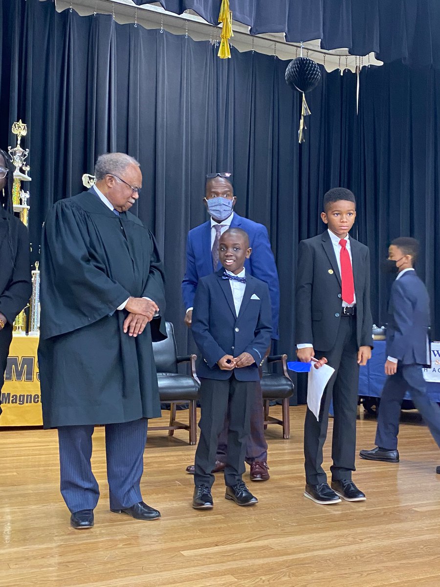 DCSDChoice's tweet photo. Class officers at Wadsworth Magnet School were sworn in by retired Chief Justice of the Supreme Court of Georgia, Justice Robert Benham! These scholar leaders are destined for big things! @DeKalbSchools @DCSDWadsworth https://t.co/nTro7kc31h