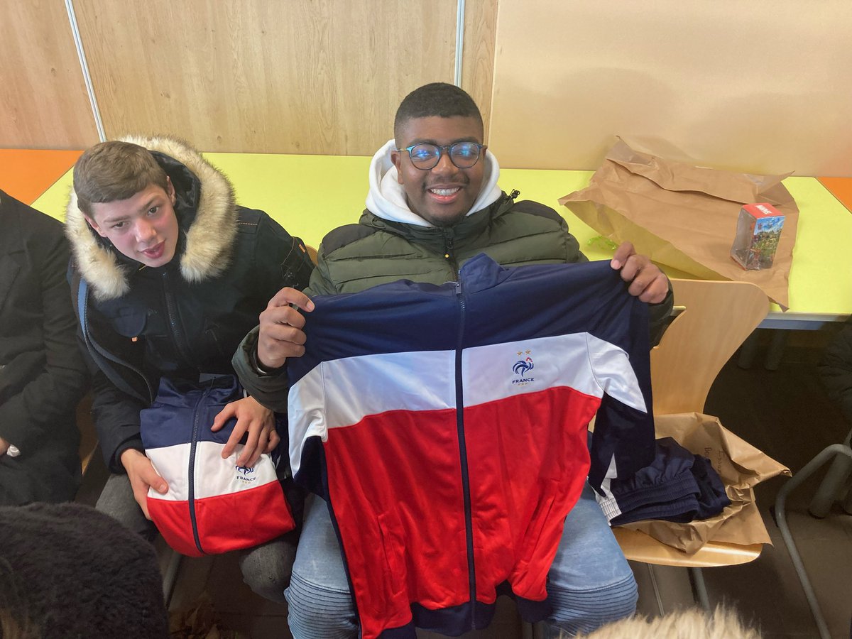 FootEnCoeur's tweet photo. 🎄 Notre IME partenaire de Liévin a reçu la visite du Père Noël et de ses supers lutins du @LNoelDesEnfants ❤️💛
Chaque enfant a reçu des 🎁 dont des tenues de l’@equipedefrance idéal pour ce dimanche 🇫🇷 et de supers jouets sélectionnés par l’équipe éducative!
#MerciSupporters https://t.co/ZMhCSj1v8n