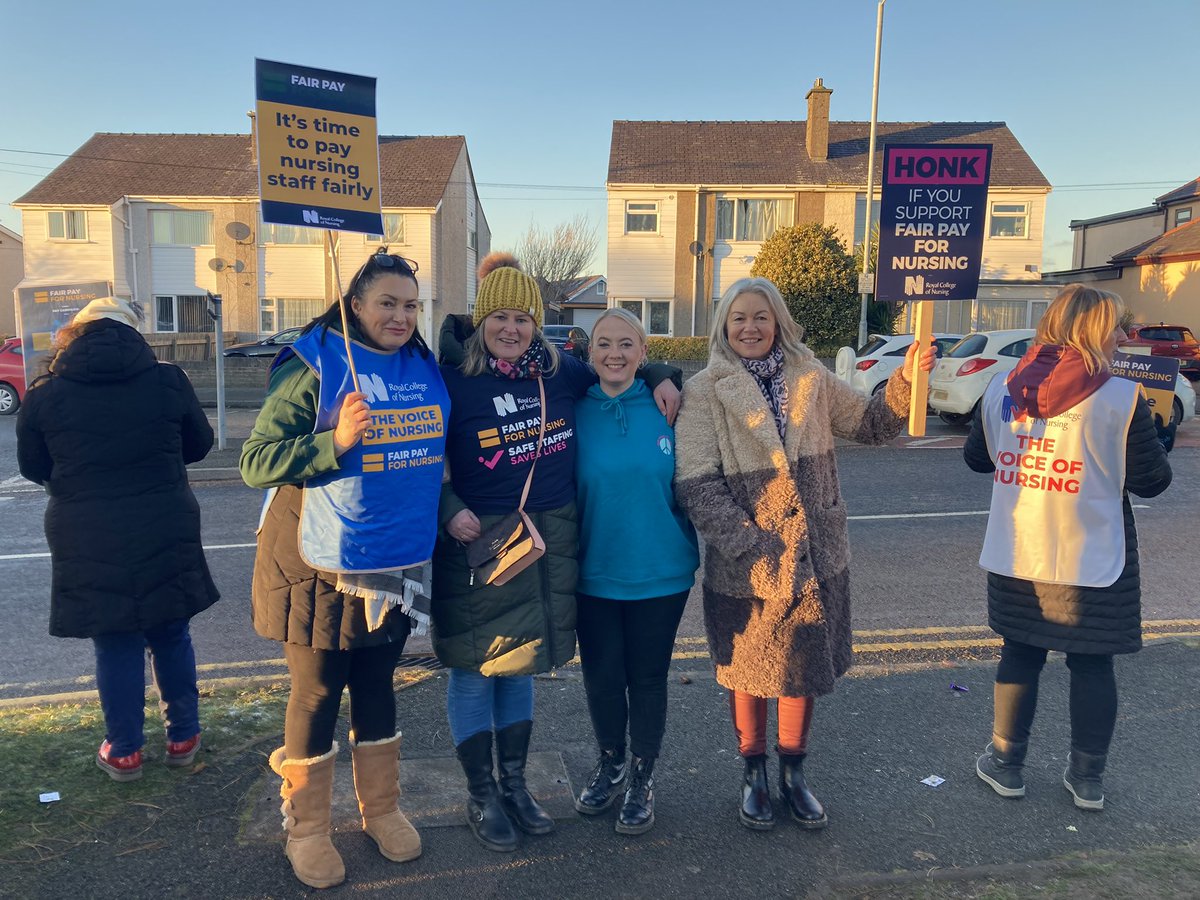 danielleleah123's tweet photo. Together we stand 💙#FairPayforNursing #NursesStrike https://t.co/VdWf7Mbt2h