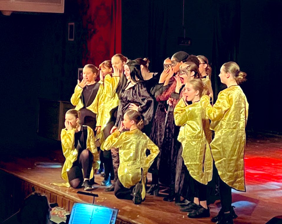 Morticia &amp; her dancing queens 🪩🪩🪩