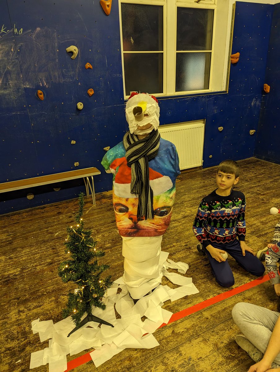 JonestheTeach's tweet photo. @2ndotleycubs Snowman making tonight.... Brrr https://t.co/eOlg1iGKVo