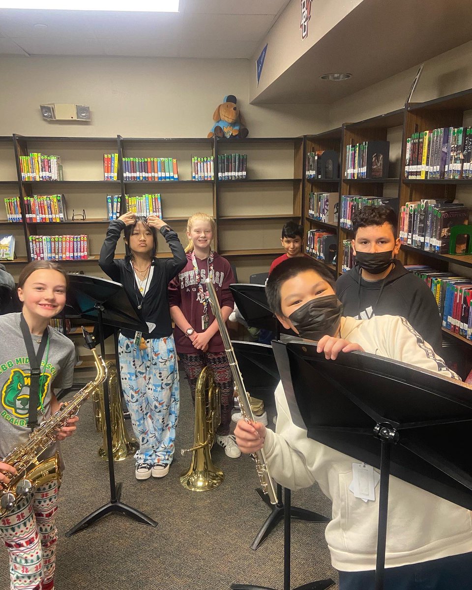 WebbMSBand's tweet photo. Today we had some of our beginners play for the Staff Luncheon! Can you believe theyβre already halfway done with their first year of band? We canβt wait for Winter Break! βοΈβοΈ
#WebbTimeToShine #WebbPride #LetsGoBand https://t.co/k4NosGBdDS