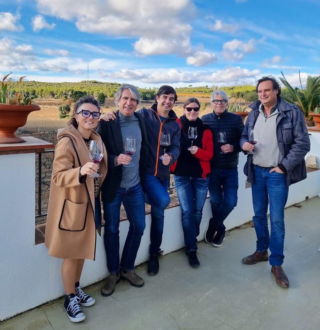 VinyesDomenech's tweet photo. Avui els cellers que formem @TerradGarnatxes ens hem reunit a @FViladellops per fer el cupatge de les #garnatxes que donaran vida al nostre #visolidari #LaGarnatxaValenta ♥️.
Amb l’únic objectiu de recaptat fons 👍🏻 per al projecte #ParaLosValientes del @SJDbarcelona_ca 🙌🏻. https://t.co/4ok8TQ2X2w