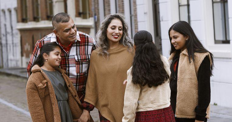 Als gevolg van de #toeslagenaffaire raakte het gezin van Natasja Dipai (34) in diepe schulden. Dochter Anashya is nu het gezicht van de SIRE-campagne over armoede. “Ze vertelde dat ze vroeger best vaak honger had.” 💔  libelle.nl/levensverhalen…
