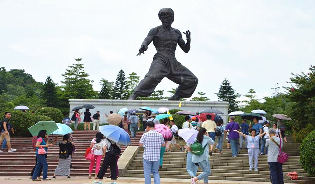 bruceleedragon1's tweet photo. #DYK? The World’s Largest Bruce Lee Statue stands 61’ Feet 8” inches Tall and is located in Bruce Lee Paradise in Foshan🇨🇳China! https://t.co/D3v7P8lUyB