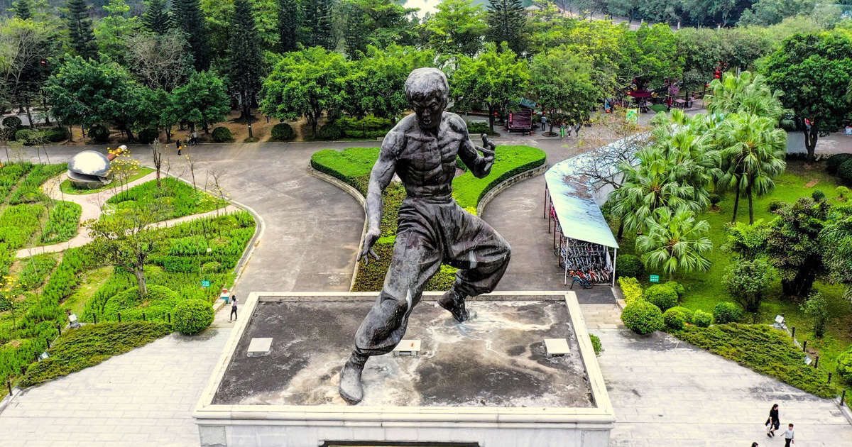 bruceleedragon1's tweet photo. #DYK? The World’s Largest Bruce Lee Statue stands 61’ Feet 8” inches Tall and is located in Bruce Lee Paradise in Foshan🇨🇳China! https://t.co/D3v7P8lUyB