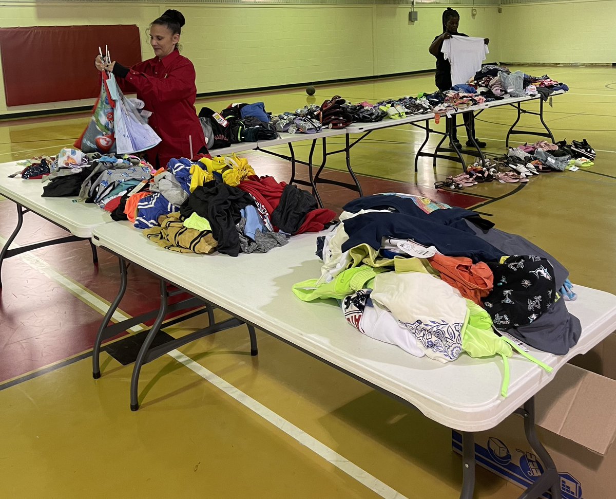 HMS_Couns's tweet photo. @vecedottie strikes again!! Such a blessing to many families. Brand new joy to so many 🥰 Thank you for the amazing clothing drive. @HambrickMS_AISD appreciates you 🥹 @Counseling_AISD https://t.co/PV7UzNIipq