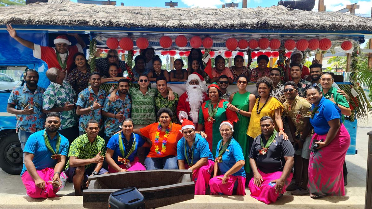 BrentHill___'s tweet photo. I love this beautiful #Christmas tradition in #Fiji - our incredible industry teams pay us a visit to sing and exchange food and wish each other a happy Christmas! Beautiful vuvale spirit. Vinaka vakalevu to all who have (and will) visit this Christmas! 🙏 (📸: team  Radisson) https://t.co/L1utMMlGlM